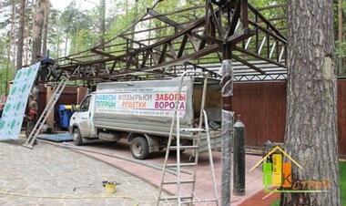 Монтаж поликарбонатных панелей на крышу навеса Монтаж поликарбонатных панелей на крышу навеса
